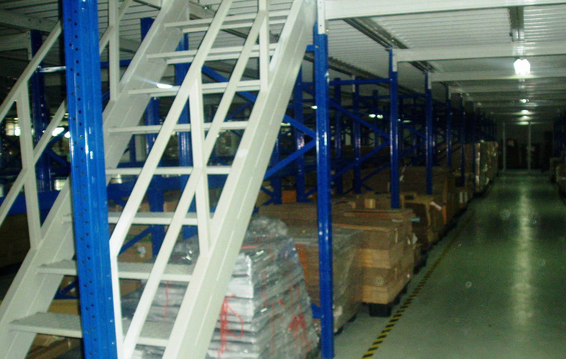 中型阁楼货架在企业中的优势及长处